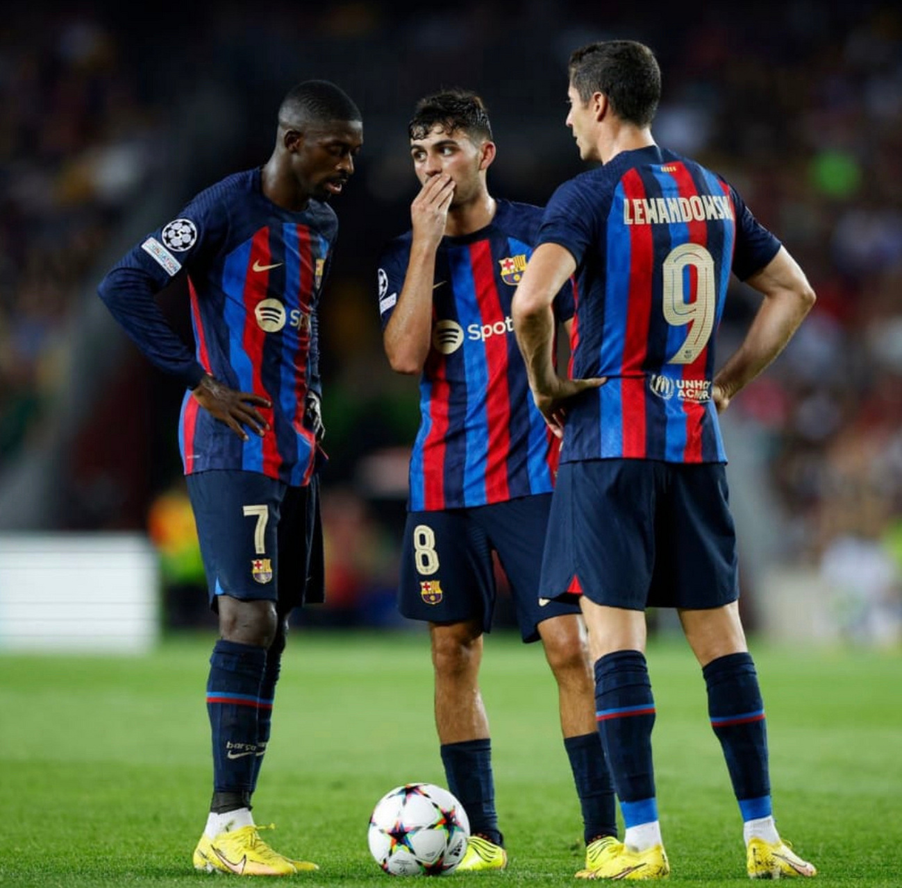 爱游戏体育app-夺冠引爆全场!,莱万多夫斯基意外战胜曼联赛场气氛高涨-爱游戏体育app