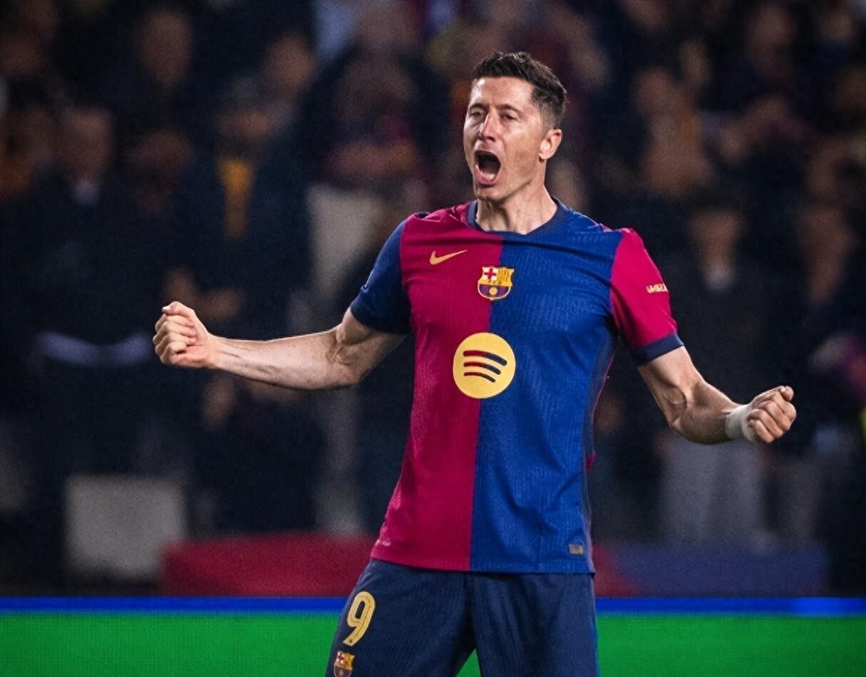 爱游戏体育app-夺冠引爆全场!,莱万多夫斯基意外战胜曼联赛场气氛高涨-爱游戏体育app